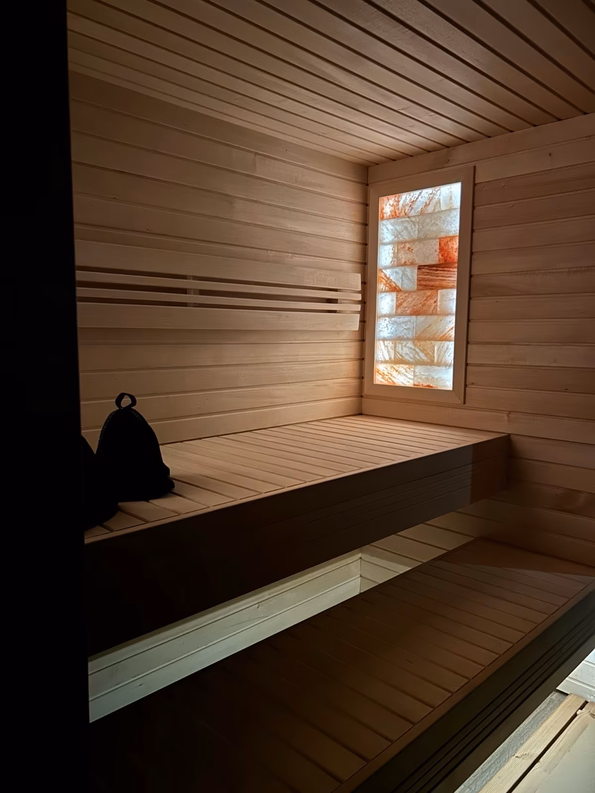 Moderne Premium Sauna mit Himalaya-Salzwand – 240 × 220 × 240 cm