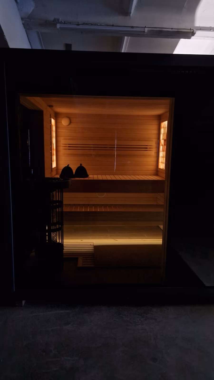 Moderne Premium Sauna mit Himalaya-Salzwand – 240 × 220 × 240 cm