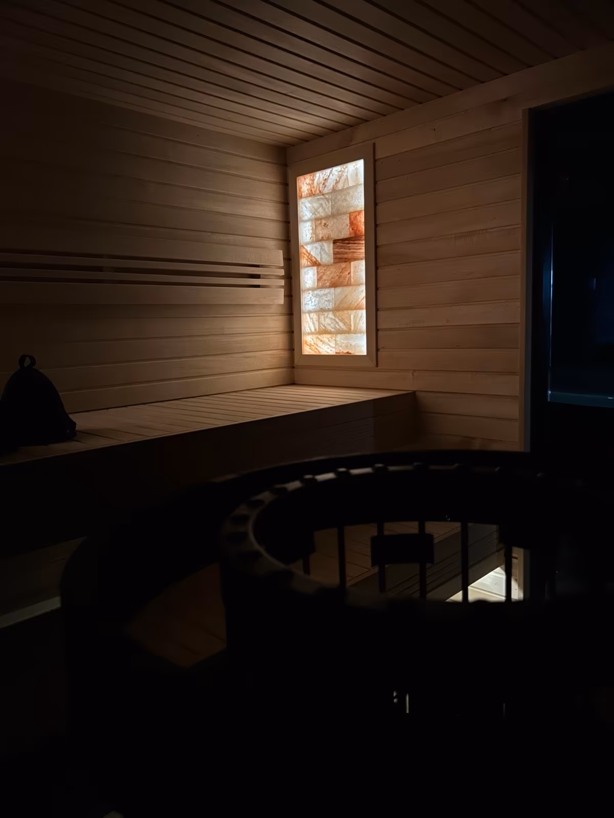 Moderne Premium Sauna mit Himalaya-Salzwand – 240 × 220 × 240 cm