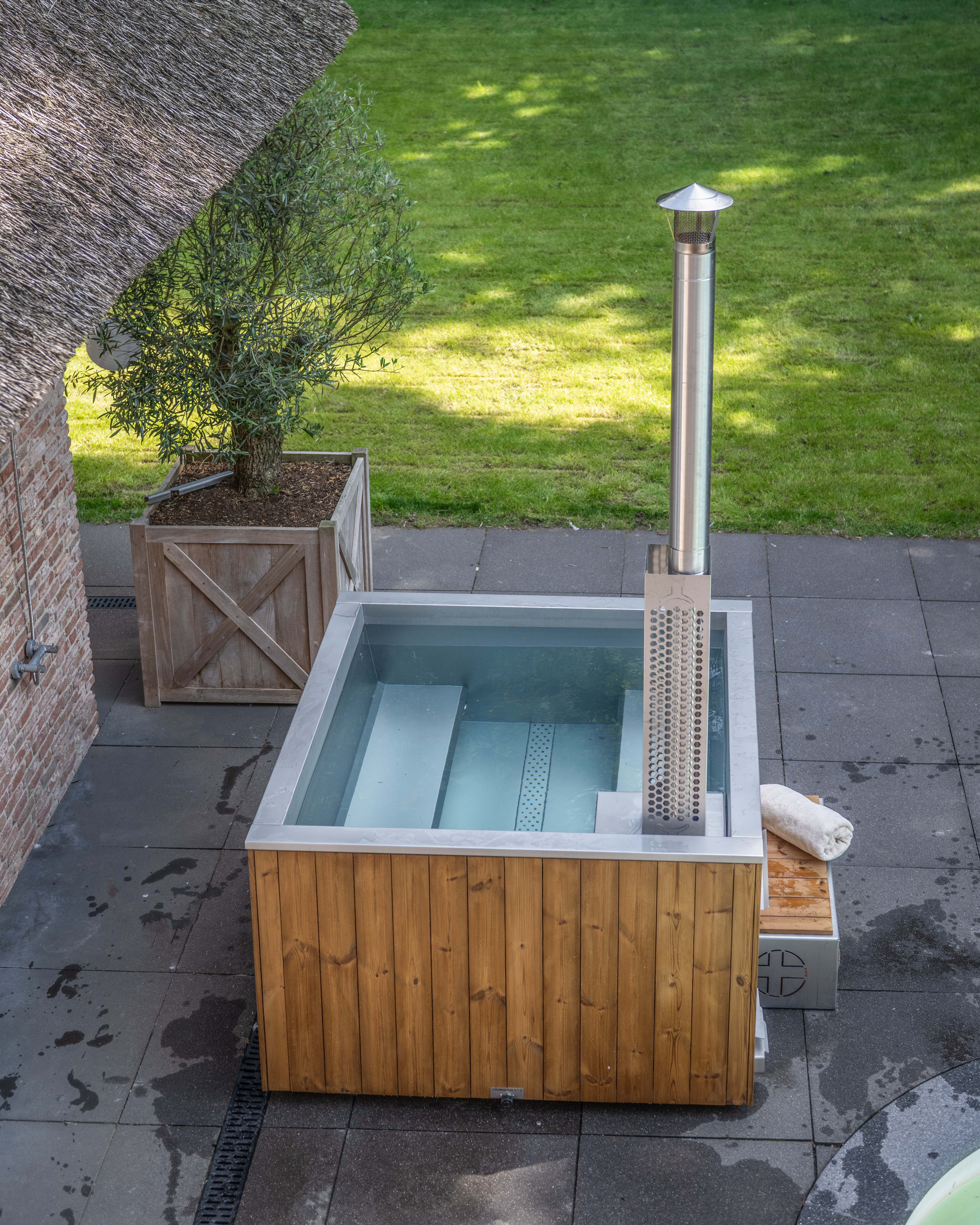 Der Loungetub (Basic) – Premium Hot Tub aus Edelstahl & Thermoholz - Ausstellungsstück