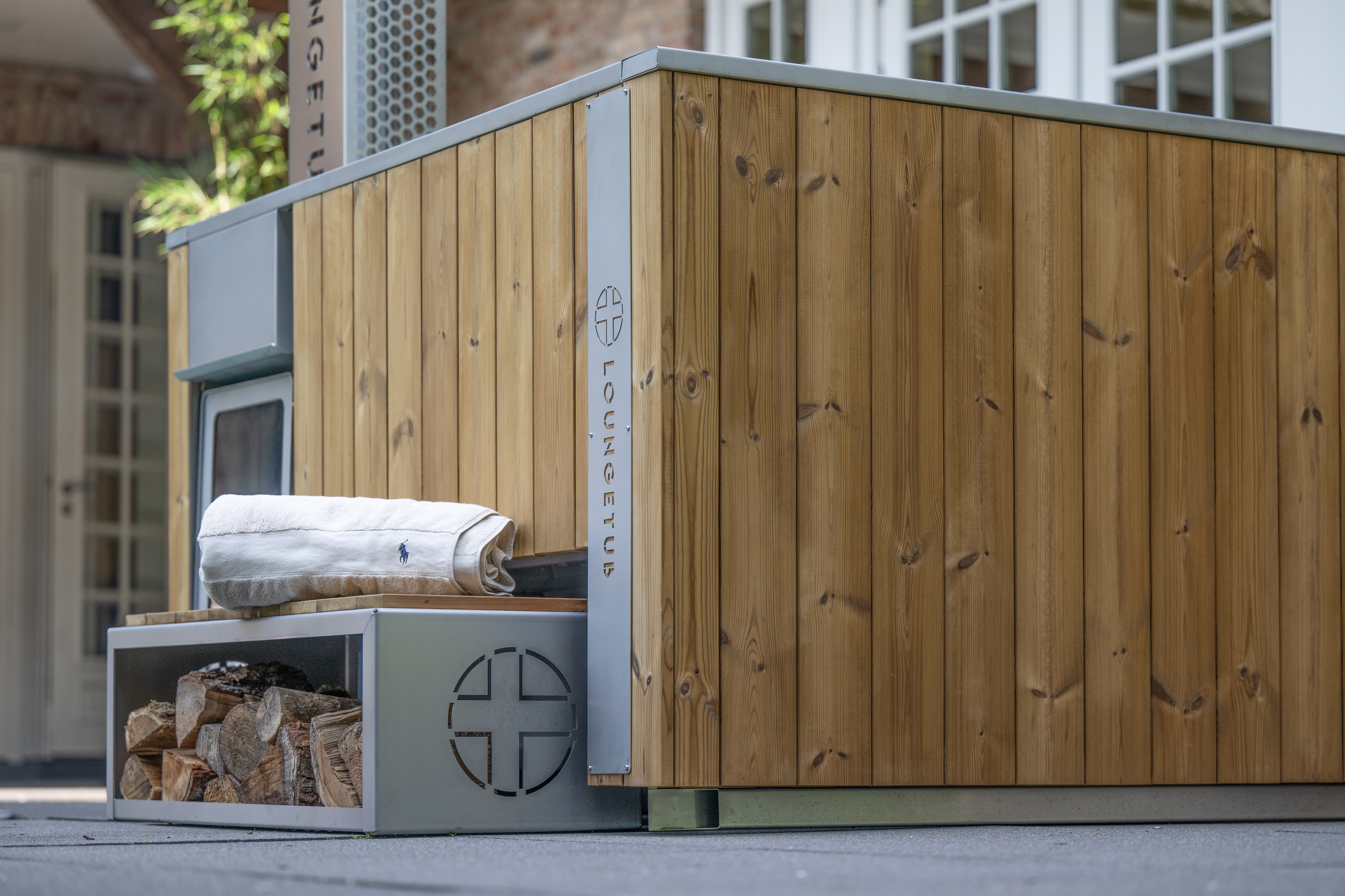 Der Loungetub (Basic) – Premium Hot Tub aus Edelstahl & Thermoholz - Ausstellungsstück